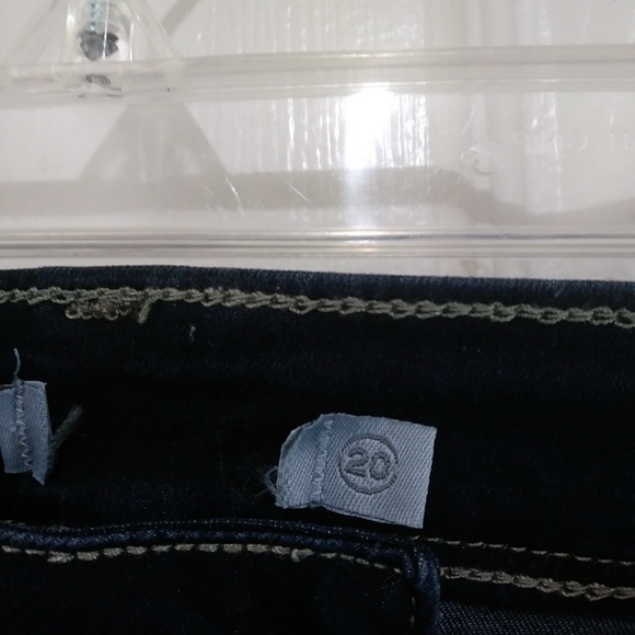 New without tag plus size capris - Picture 2 of 6